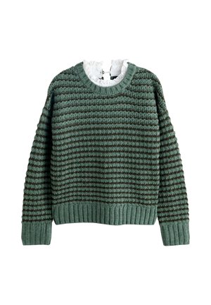 Grøn og brun stribet strikket sweater med lange ærmer og en hvid flæsekant ved halsudskæringen på hvid baggrund.