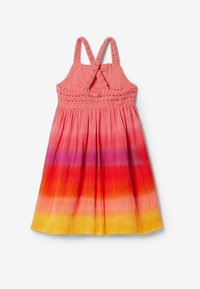 Vestido ombré en rosa y naranja con finas correas texturizadas, que cuenta con un cuerpo de ganchillo y una falda acampanada, que se transforma en amarillo en el dobladillo.