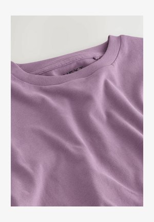 Lilla bomuld T-shirt med rund hals. Stoffet har en glat tekstur med fine folder, der skaber et afslappet udseende.