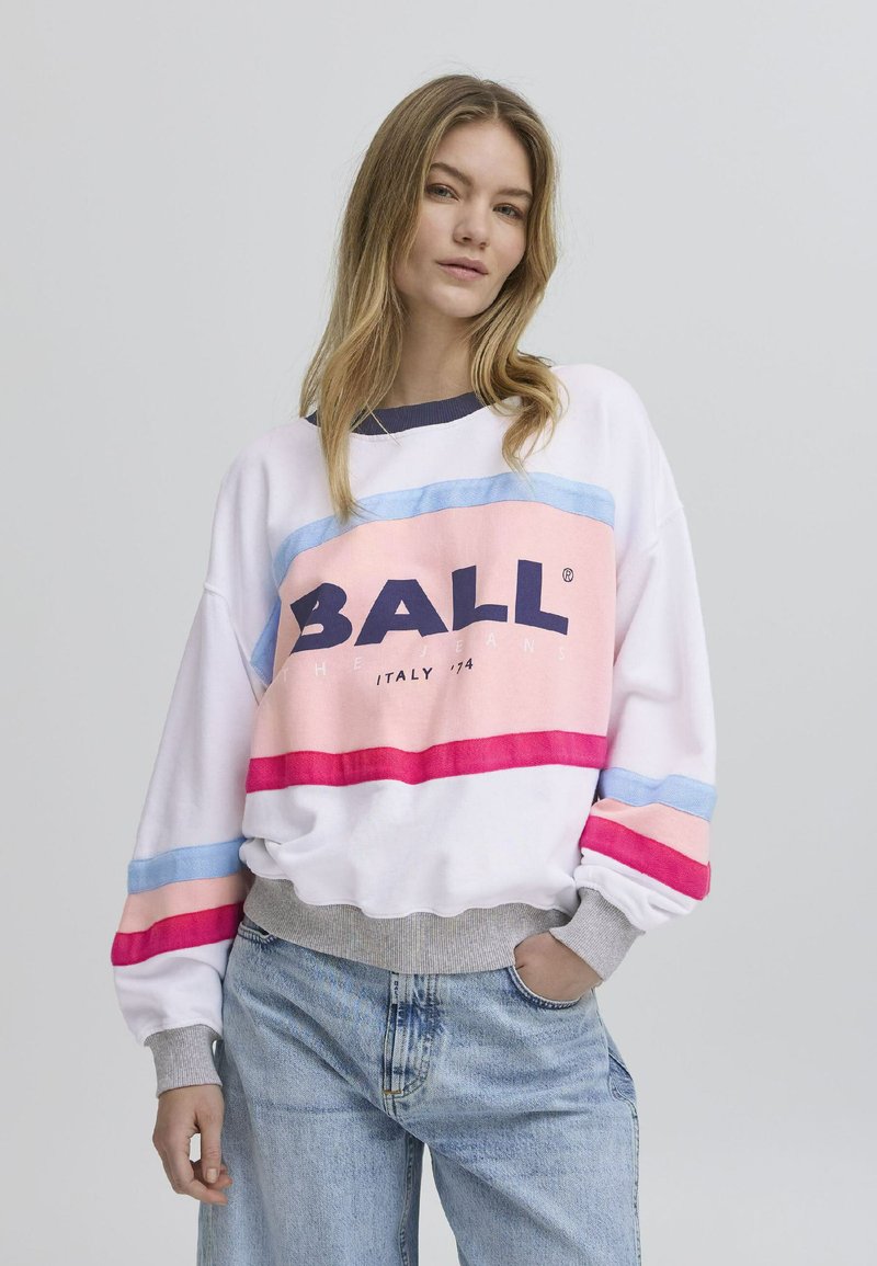 Genser med lange ermer; hvitt stoff med rosa, blå og røde horisontale striper. Har stort "BALL"-logo i marineblått. Grå ribbede mansjetter.