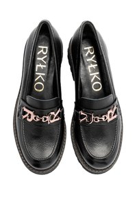 Czarne skórzane mokasyny z teksturowanym wykończeniem, wypukłym szytym wzorem i różowym łańcuchem na przodzie.