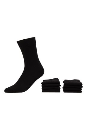 Chaussette en coton noir avec une manche côtelée, accompagnée de six paires supplémentaires de chaussettes noires. Texture lisse, longueur standard, aucun motif visible.