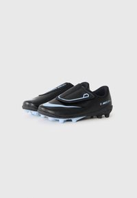 Une paire de crampons de football noirs avec des accents bleu clair et des sangles ajustables sur un fond blanc.