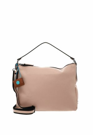 Sac à main en cuir rose clair avec une bandoulière et une poignée noires, avec une petite étiquette marron et bleue attachée près de la fermeture éclair.