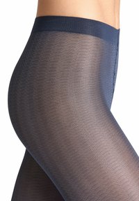 Rajstopy w granatowy wzór z teksturowanym, półprzezroczystym wykończeniem. Elastyczny pas zapewniający pewne dopasowanie, prezentujący gładki, równy splot przez całość.