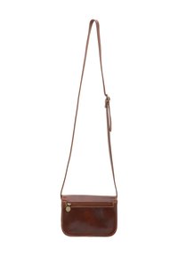Borsa a tracolla in pelle marrone con cintura regolabile, forma rettangolare, tasca frontale con zip e dettagli di cucitura a contrasto.