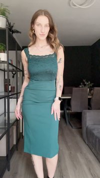 Rochie teal cu un bust din dantelă, siluetă ajustată și design până la genunchi. Țesătură netedă cu detalii subtile de pliere.