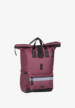 Bordeauxfarbene Rolltop-Rucksack aus wasserabweisendem Material, ausgestattet mit schwarzen Riemen, einer vorderen Reißverschlusstasche und reflektierenden Akzenten.
