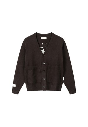 Dunkelbrauner Strickjacke zum Knöpfen mit zwei Fronttaschen und gerippten Bündchen sowie Saum, gezeigt auf weißem Hintergrund.