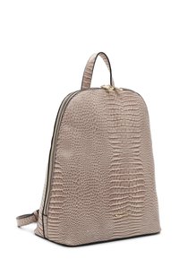 Sac à dos en cuir synthétique beige texturé façon peau de crocodile, fermeture éclair dorée, anse supérieure et petit logo doré de la marque au centre à l'avant.