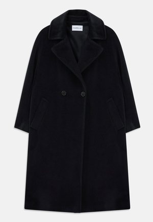 Musta pitkä villakangastakki, jossa on leveät kaulukset, kaksiriviset napit, sivutaskut ja Marella-tunnus kauluksessa.