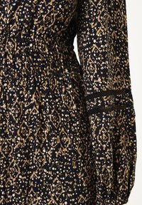 Vestido negro con estampado y acentos dorados. Cuenta con cintura elástica, mangas largas abullonadas y diseños geométricos intrincados. Tejido texturizado.