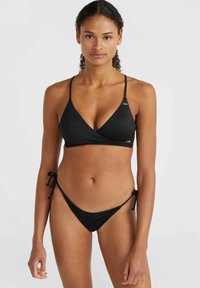 Set di bikini nero con top triangolare, bretelle sottili e dettaglio avvolgente, e slip a vita bassa con legami laterali. Tessuto liscio.