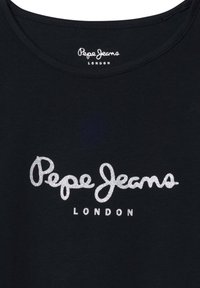Juodas marškinėliai su apvaliu iškirpimu, kuriuose iškyla sidabro blizgučių "Pepe Jeans LONDON" teksto logotipas per visą priekį. Pagaminta iš medvilnės.