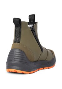 Olivgrön vattentät ankelsko med en siddragkedja, texturerade svarta detaljer och en orange gummisula för bra grepp.