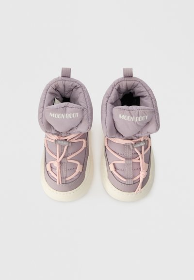 Botas de nylon roxas com colarinho acolchoado, detalhes em rosa e um estilo de atacadores elegante. Sola de borracha branca com superfície texturizada.