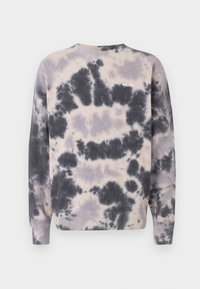 Sweatshirt pullover tie-dye em tons de cinza e bege, com gola redonda, mangas longas e um pequeno logótipo bordado no peito.