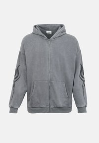 Γκρι ζακέτα με φερμουάρ και κουκούλα, με μπροστινές τσέπες και μαύρα φυλετικά σχέδια φλόγας σε κάθε μανίκι.