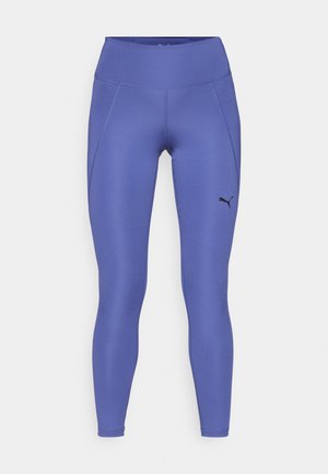 Puma lilla leggings med høy midje, glatt tekstur og svart logo detalj på venstre ben; designet for komfort og fleksibilitet.