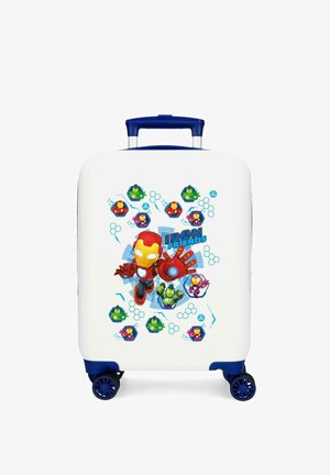 Maleta blanca con asa y ruedas azules, decorada con coloridos personajes de dibujos animados de Iron Man y sus amigos en patrones hexagonales.