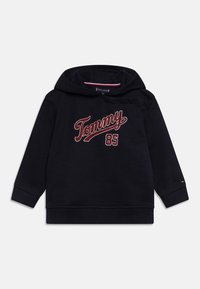 Felpa blu navy in misto cotone, con un grande logo cursivo rosso "Tommy" e "85" in bianco, con polsini e bordo a costine.