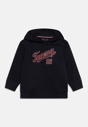 Hoodie in Marineblau aus Baumwollmischung, mit großem roten, geschwungenen "Tommy"-Logo und "85" in Weiß, sowie gerippten Bündchen und Saum.
