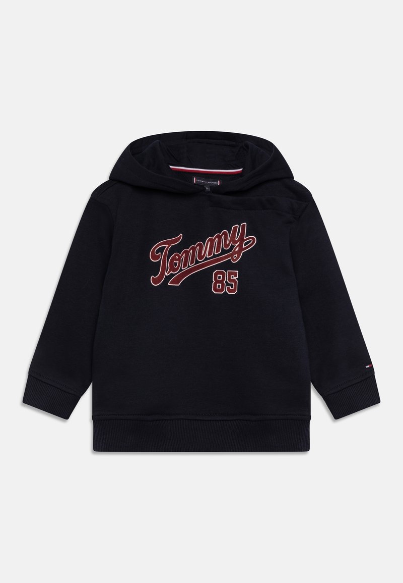 Felpa blu navy in misto cotone, con un grande logo cursivo rosso "Tommy" e "85" in bianco, con polsini e bordo a costine.