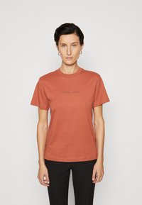 Calvin Klein HERO LOGO REGULAR - T-shirts med print - baked clay