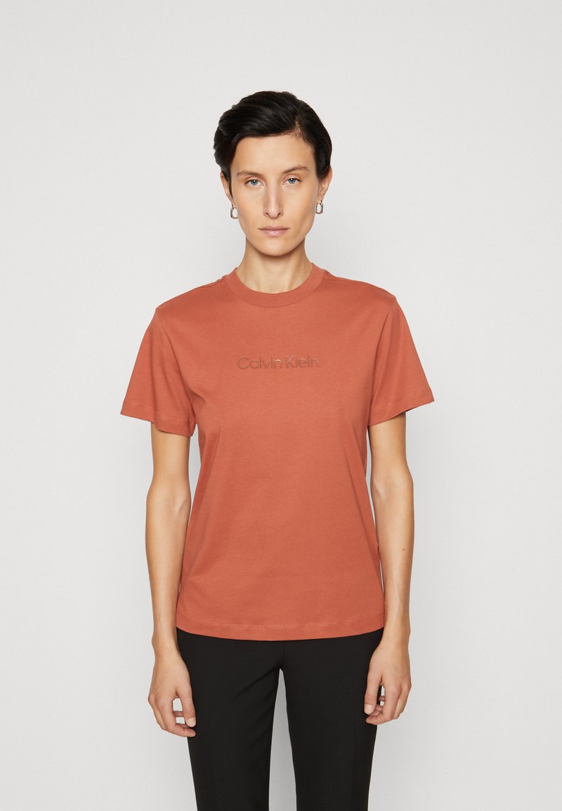 Calvin Klein HERO LOGO REGULAR - T-shirts med print - baked clay