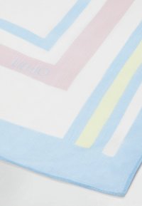 Foulard quadrato bianco con strisce geometriche in azzurro chiaro, rosa e giallo. Presenta un logo sottile "LIU•JO" vicino a un bordo. Texture liscia.