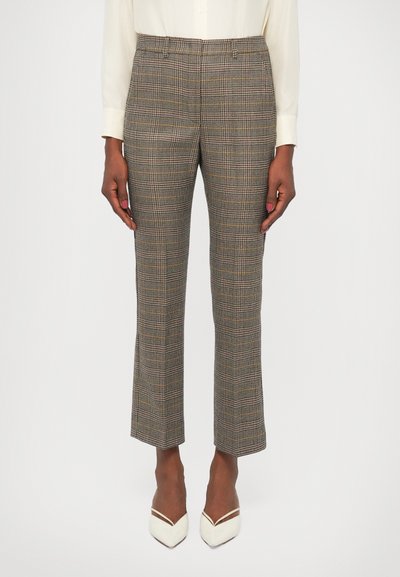 Pantaloni sartoriali a quadri grigi con vestibilità slim, caratterizzati da una texture liscia e sottili accenti gialli e marroni. Lunghezza a metà polpaccio.
