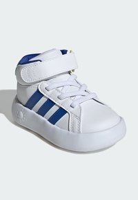 Sneaker alta bianca con accenti blu, presenta tre strisce laterali, una fascetta in velcro e suola in gomma texturizzata. Design con lacci incluso.