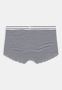 Costumi da bagno a righe in blu navy e bianco. Presentano un tessuto morbido, una vita elasticizzata e gambe corte con orlo piatto. Nessun dettaglio o grafica aggiuntiva.