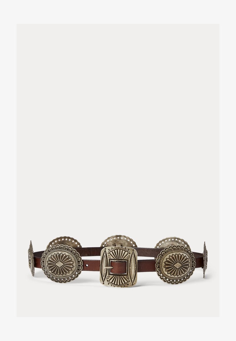 Cinturón de cuero marrón con grandes conchos ovalados y rectangulares de plata grabada, espaciados uniformemente a lo largo de la correa.