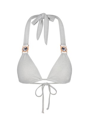 Top de bikini en forma de triángulo plateado con tela brillante, tirantes ajustables con lazo y acentos de strass en los hombros. Se ata en la parte de atrás.