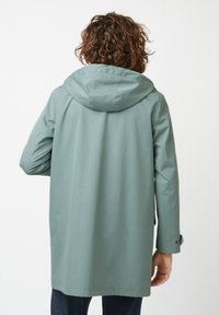 Lichtgroene waterdichte jas met een capuchon, lange mouwen en een rechte snit. Heeft knoopmanchetten en een gladde textuur.