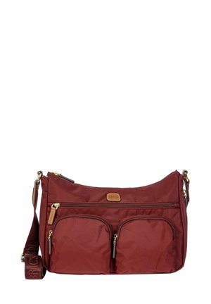 Borsa a tracolla rossa in nylon con una texture liscia, dotata di due tasche frontali, chiusura con zip e tracolla regolabile con dettaglio del logo.