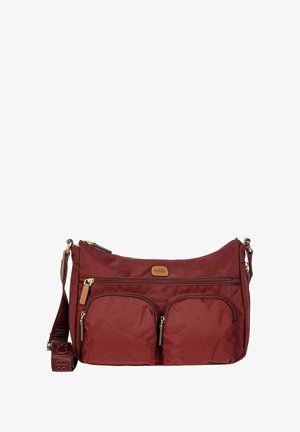 Borsa a tracolla rossa in nylon con una texture liscia, dotata di due tasche frontali, chiusura con zip e tracolla regolabile con dettaglio del logo.
