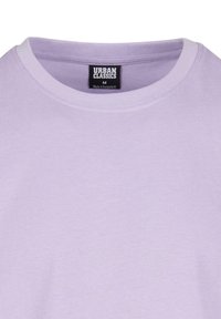 T-shirt en coton violet clair avec un col rond, doté d'un col ribbé et d'une étiquette indiquant "Urban Classics". Taille : M.