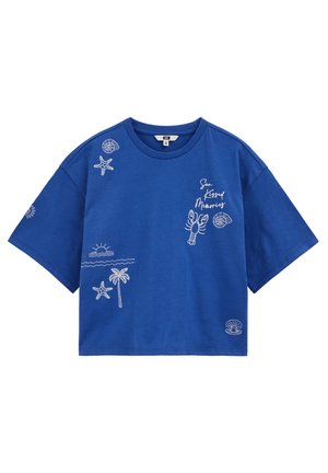T-shirt bleu à manches courtes avec des croquis blancs sur le thème de la plage, incluant un homard, un étoile de mer, un palmier, des coquillages, et le texte "Souvenirs Ensoleillés".