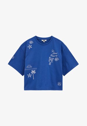T-shirt bleu à manches courtes avec des croquis blancs sur le thème de la plage, incluant un homard, un étoile de mer, un palmier, des coquillages, et le texte "Souvenirs Ensoleillés".