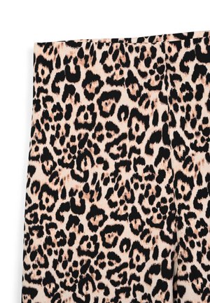 Tessuto con stampa leopardata caratterizzato da uno sfondo beige chiaro con macchie nere e marroni, che mostra una trama liscia e un motivo vivace.