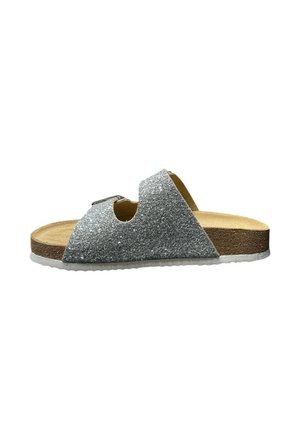 Sandalo slip-on glitter argento con due cinturini regolabili, sottopiede in sughero e suola bianca testurizzata, mostrato di profilo su sfondo bianco.