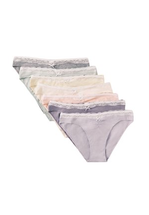 Sześć damskich majtek w pastelowych kolorach z koronkową lamówką i małą kokardką ułożonych w diagonalnym rzędzie na białym tle.