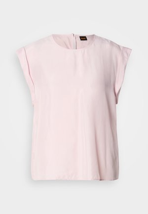 Roosa lühikeste varrukatega pluus ümmarguse kaelusega ja peene läikega. Omab seljapoolset lukuga sulgemist ja lõdva istuvuse. Sile tekstuur.