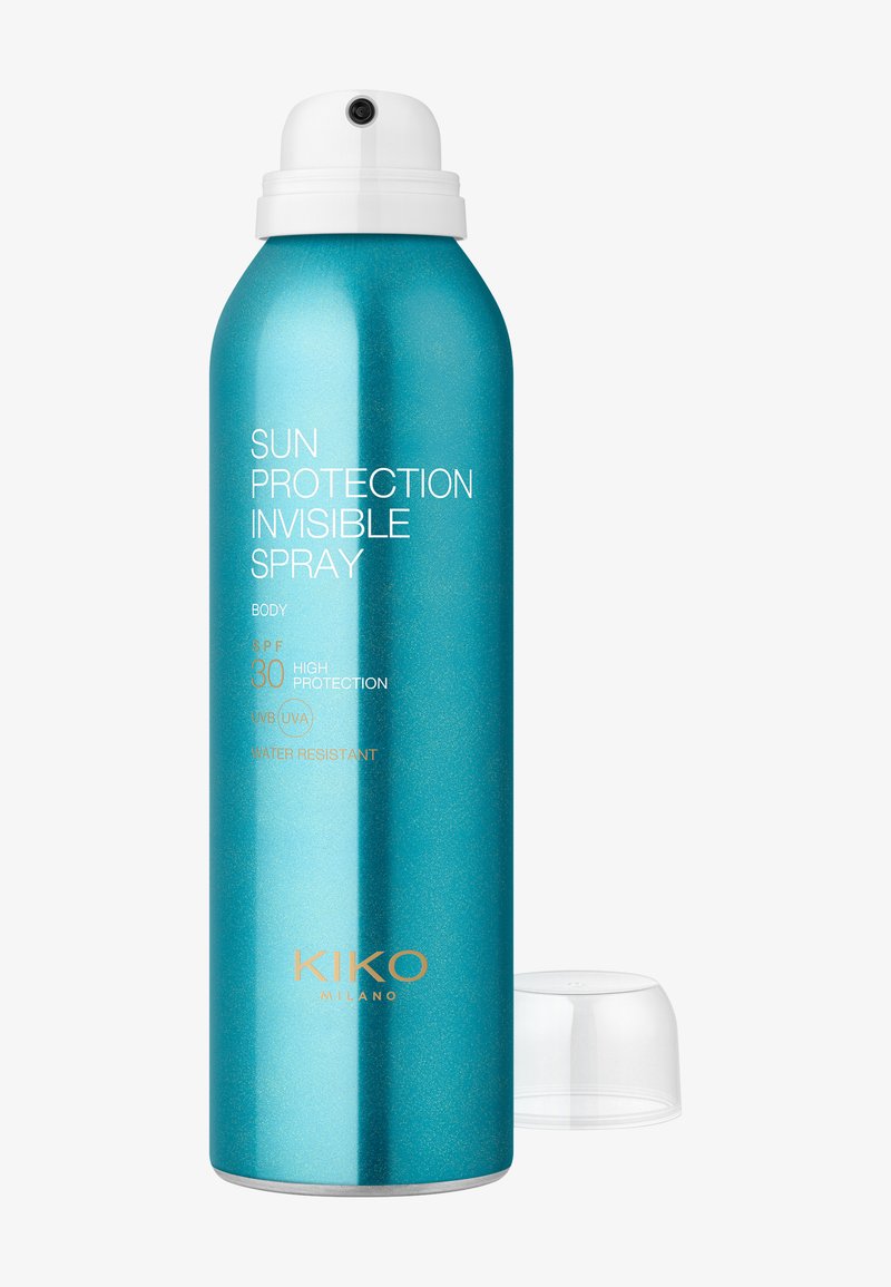 Blå sprayboks fra KIKO Milano usynlig solbeskyttende kroppsspray med SPF 30, vannavstøtende, med transparent hette ved siden av.
