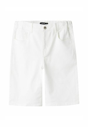 Fehér, hétköznapi rövidnadrág elülső gombbal, cipzárral, övbújtatókkal és zsebekkel, fehér háttéren.