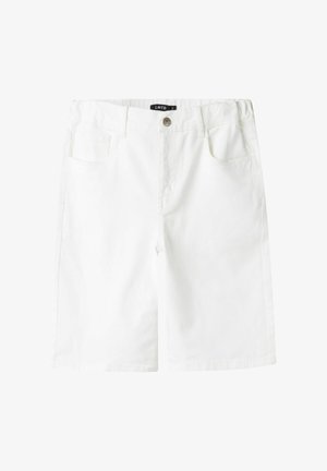 Białe casualowe szorty z guzikiem z przodu, zamkiem błyskawicznym, szlufkami na pasek i kieszeniami na białym tle.