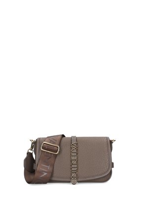 Borsa crossbody in pelle marrone con finitura a ciottoli, hardware dorato, dettagli con logo e una tracolla a motivo. Chiusura a pattina con forma rettangolare.
