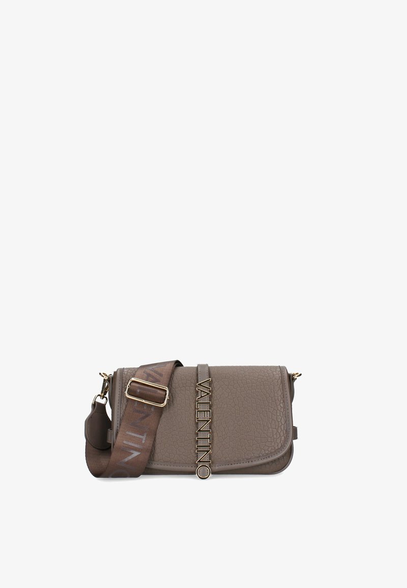 Borsa crossbody in pelle marrone con finitura a ciottoli, hardware dorato, dettagli con logo e una tracolla a motivo. Chiusura a pattina con forma rettangolare.